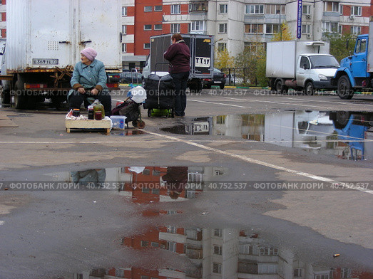 Уличная торговля с лотка. Ярмарка выходного дня. Новокосинская улица. Район Новокосино. Город Москва (2012 год). Редакционное фото, фотограф lana1501 / Фотобанк Лори