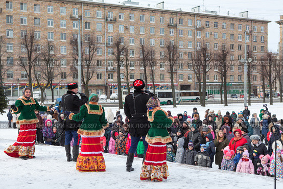 Уличные гулянья с песнями и плясками во время празднования Масленицы. Санкт-Петербург (2017 год). Редакционное фото, фотограф Кекяляйнен Андрей / Фотобанк Лори