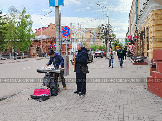 Уличные музыканты на тротуаре. Красноярск. Редакционное фото, фотограф Михаил Павлов / Фотобанк Лори