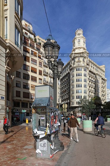 Уличный телефон на улице Plaza del Ayuntamiento. Город Валенсия, Испания (2022 год). Редакционное фото, фотограф Bala-Kate / Фотобанк Лори