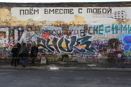 Улица Арбат. Стена Виктора Цоя (2017 год). Редакционное фото, фотограф Яна Королёва / Фотобанк Лори