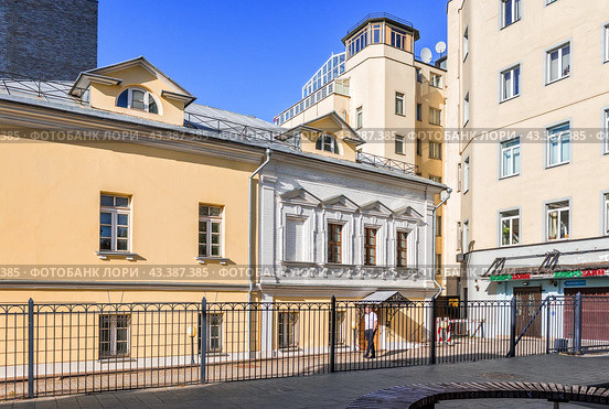 Улица Большая Полянка, дома, офисы, усадьба Нащокиных, Москва (2023 год). Редакционное фото, фотограф Baturina Yuliya / Фотобанк Лори