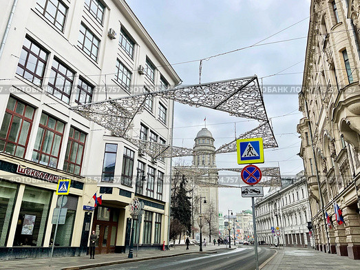 Улица Ильинка в историческом центре Москвы весной 2024 года. Редакционное фото, фотограф Овчинникова Ирина / Фотобанк Лори