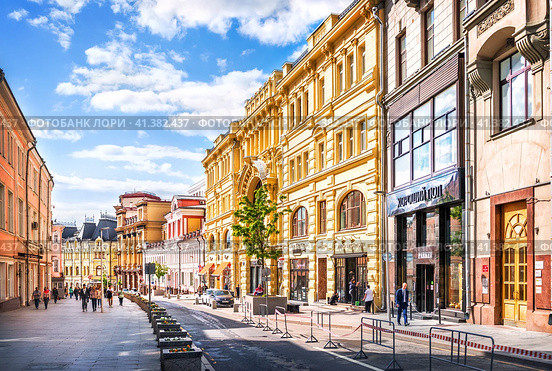 Улица Кузнецкий мост и старинные здания, Москва (2023 год). Редакционное фото, фотограф Baturina Yuliya / Фотобанк Лори