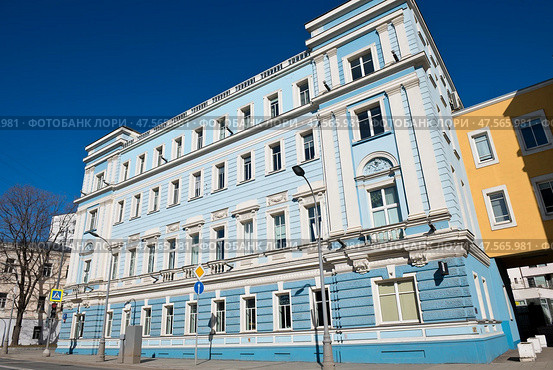 Улица Николоямская, дом 13, строение 1. Солнечный весенний день. Москва. Россия. Редакционное фото, фотограф E. O. / Фотобанк Лори