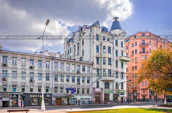Улица Остоженка, Доходный дом купца Я.М. Филатова, Москва (2023 год). Редакционное фото, фотограф Baturina Yuliya / Фотобанк Лори