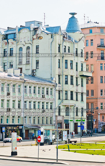 Улица Остоженка, дом 3/14. Летний солнечный день. Москва. Редакционное фото, фотограф E. O. / Фотобанк Лори