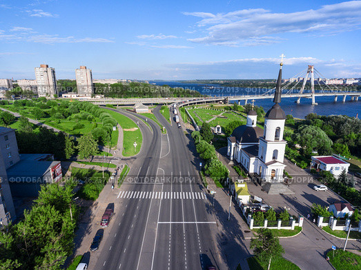 Улица Парковая, церковь Рождества Христова и Октябрьский мост через реку Шексну, Череповец (2017 год). Редакционное фото, фотограф Кекяляйнен Андрей / Фотобанк Лори