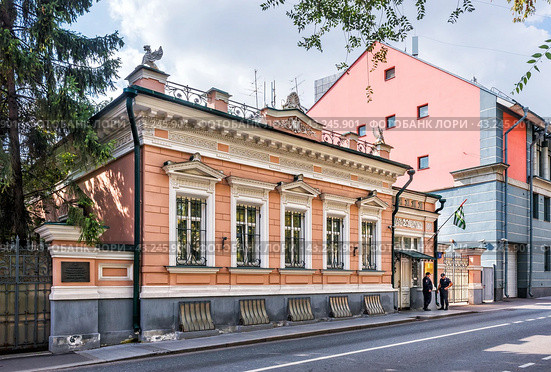 Улица Пречистенка, Гагаринский переулок, Дом Н.Г. Фалеева, посольство Абхазии, Москва (2023 год). Редакционное фото, фотограф Baturina Yuliya / Фотобанк Лори