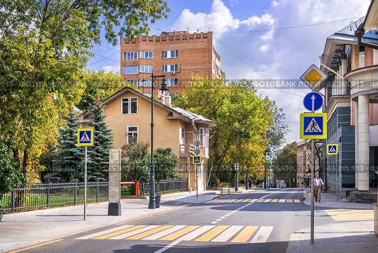 Улица Пречистенка, Гагаринский переулок, Особняк писателя С.Д. Мстиславского, Москва (2023 год). Стоковое фото, фотограф Baturina Yuliya / Фотобанк Лори