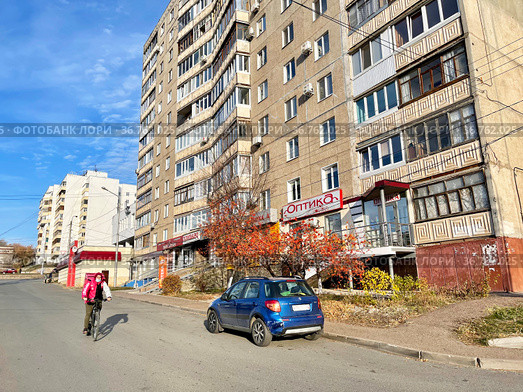 Улица Рабкоров в Уфе осенью. Республика Башкортостан (2021 год). Редакционное фото, фотограф Овчинникова Ирина / Фотобанк Лори