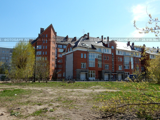 Улица Роговик, 5 (Четырехэтажный таунхаус, построен в 2005 году). Переулок Трудолюбия, 45 корпус 1 (восьмиэтажный, кирпичный, построен в 2002 году). Центральный район. Город Тверь. Россия (2016 год). Стоковое фото, фотограф lana1501 / Фотобанк Лори