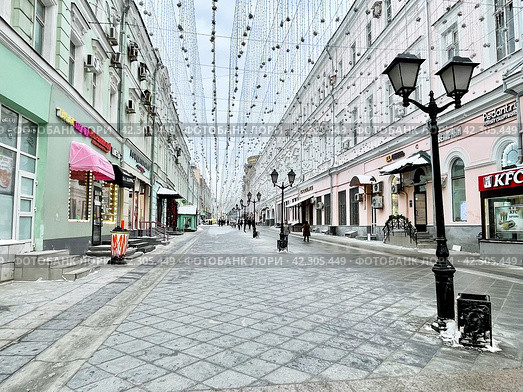 Улица Рождественка в Москве в феврале в облачный день. Редакционное фото, фотограф Овчинникова Ирина / Фотобанк Лори