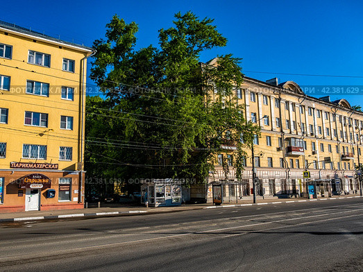 Улица вдоль жилы пятиэтажек (улица Чкалова, Нижний Новгород) (2020 год). Редакционное фото, фотограф Илья Старков / Фотобанк Лори