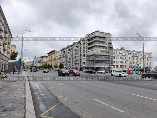 Улица Земляной Вал в Москве, вид на городскую архитектуру. Редакционное фото, фотограф Мария Сергеева / Фотобанк Лори
