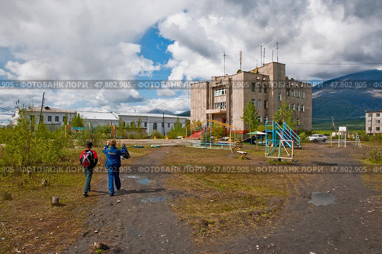 Улицы и здания в поселоке Усть-Нера ( Республика САХА ). Поселок появился в 1937 году, стоит на Федеральной автотрассе " Колыма " ( Магадан-Якутск ), протяженность которой 2032 км. Эту автотрассу строили в те же годы заключенные. Поселок существует за счет налогов от золотодобывающих предприятий. (2010 год). Стоковое фото, фотограф Павел Просянов / Фотобанк Лори