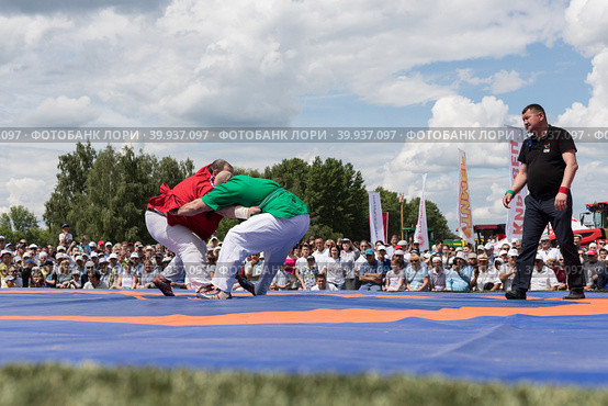 Ulyanovsk, June 18, 2022:Wrestlers competition.National struggle "kuresh". Men's wrestling. Sabantuy (Sabantui) is a traditional celebration of the end of spring field work.Wrestlers on the rink. Редакционное фото, фотограф Регина Ерофеева / Фотобанк Лори