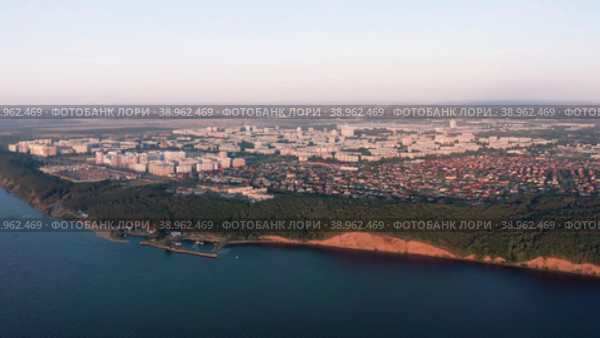Ульяновск, Заволжский район, жилая застройка. Вид с воздуха. Ulyanovsk, Zavolzhsky district, residential development. Aerial view. (2022 год). Стоковое видео, видеограф Евгений Романов / Фотобанк Лори