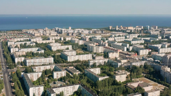Ульяновск, Заволжский район, жилая застройка. Вид с воздуха. Ulyanovsk, Zavolzhsky district, residential development. Aerial view. (2022 год). Стоковое видео, видеограф Евгений Романов / Фотобанк Лори