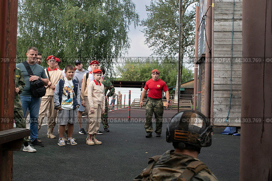 Юнармейцы во время сдачи спецназа экзамена на ношение Крапового берета (2024 год). Редакционное фото, фотограф Дмитрий Неумоин / Фотобанк Лори