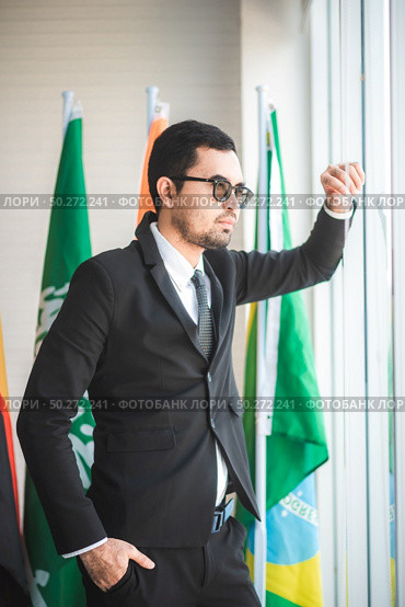 unemployed businessman, Businessmen are disappointed and worried because they are losing their jobs. Стоковое фото, агентство Ingram Publishing / Фотобанк Лори