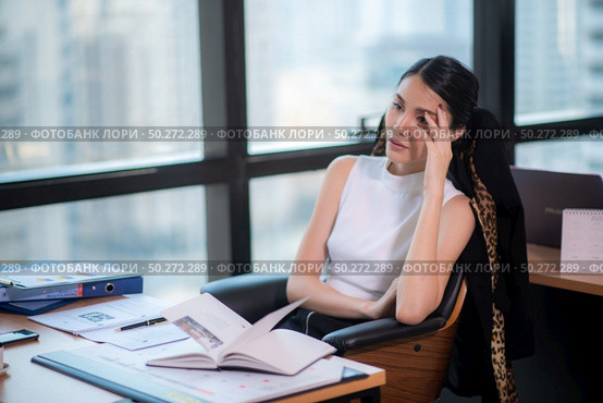 unemployed businessman, Businessmen are disappointed and worried because they are losing their jobs. Стоковое фото, агентство Ingram Publishing / Фотобанк Лори