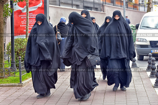 Unidentified Turkish women in traditional Islamic clothing on the streets of the city (2018 год). Редакционное фото, фотограф Анна Кривицкая / Фотобанк Лори