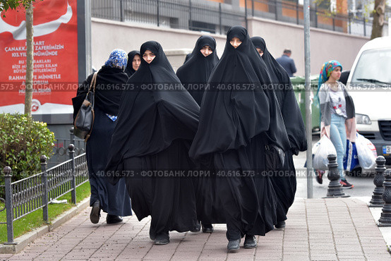 Unidentified Turkish women in traditional Islamic clothing on the streets of the city (2018 год). Редакционное фото, фотограф Анна Кривицкая / Фотобанк Лори