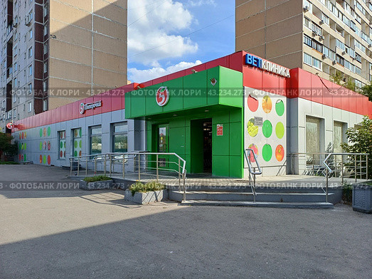 Универсам "Пятерочка". Круглосуточная ветеринарная клиника «Оберег». Курганская улица, 6. Район Гольяново. Город Москва (2023 год). Редакционное фото, фотограф lana1501 / Фотобанк Лори