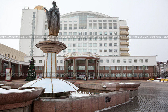Университетская площадь и фонтан Архангел Гавриил перед зданием центра международного и иноязычного образования НИУ БелГУ. Белгородский Государственный Университет. Белгород (2023 год). Редакционное фото, фотограф Кекяляйнен Андрей / Фотобанк Лори