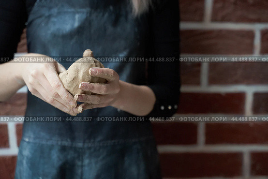 Unrecognisable woman making ceramic bowl in hand. Creative hobby concept. Стоковое фото, фотограф Natalia Gdovskaia / Фотобанк Лори