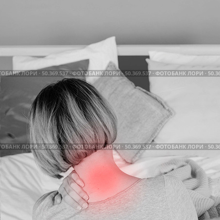 unrecognizable woman with aching neck. Стоковое фото, агентство Ingram Publishing / Фотобанк Лори