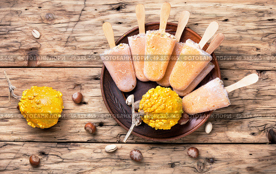 unusual ice cream with pumpkin. extraordinary ice cream with pumpkin taste and hazelnut. Стоковое фото, агентство Ingram Publishing / Фотобанк Лори