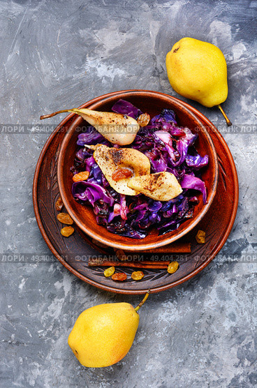 Unusual salad with cauliflower, autumn pear, raisins and cinnamon.Autumn food. Salad of cabbage, pears and spices. Стоковое фото, агентство Ingram Publishing / Фотобанк Лори