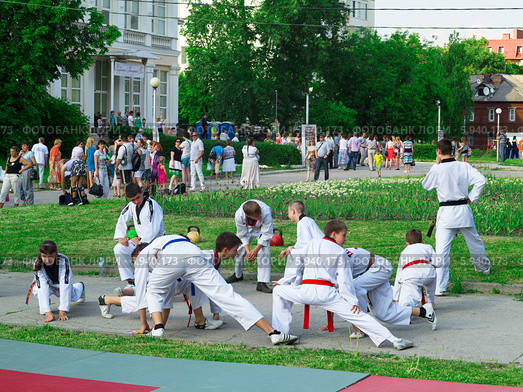 Юные борцы  тхэквондо на празднике "Лыбедская маевка" в Рязани (2014 год). Редакционное фото, фотограф Александр Мишков / Фотобанк Лори