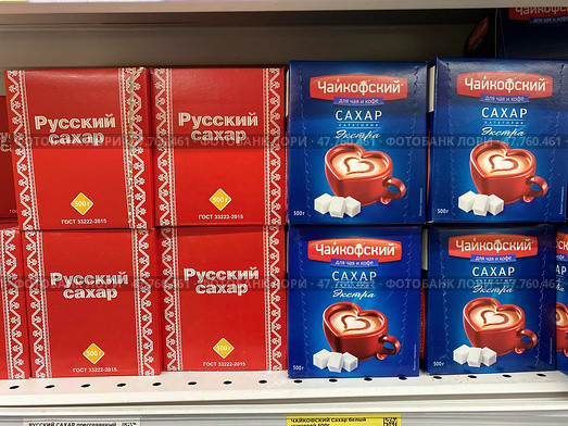 Упаковки сахара на полке магазина. Редакционное фото, фотограф Ирина Габова / Фотобанк Лори