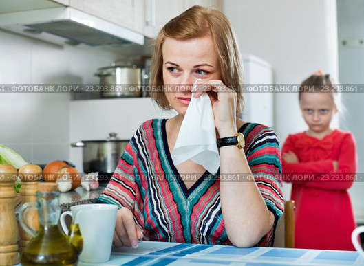 Upset girl and mother have a peeve on each other. Стоковое фото, фотограф Яков Филимонов / Фотобанк Лори