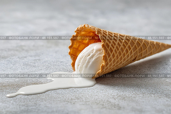 Upside-Down Ice Cream Cone with Melting Puddl, Symbol of Mishap & Disappointment. Перевернутый рожок мороженого с тающим пудлом, символ неудач и разочарований. Стоковое AI-изображение, AI-художник Katsiaryna Repich / Фотобанк Лори