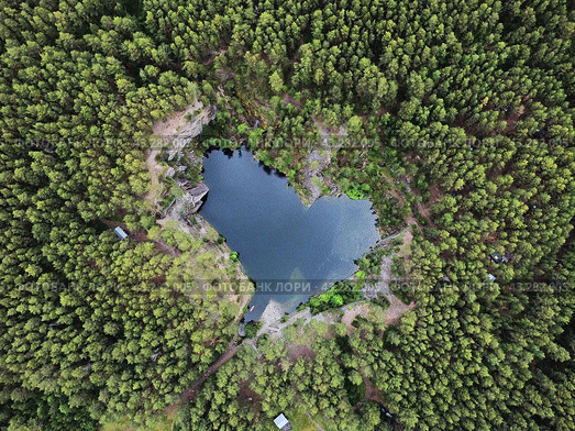 Урал. Парк Бажовские места, озеро "Тальков камень" (2022 год). Редакционное фото, фотограф Антон Пятилышнов / Фотобанк Лори