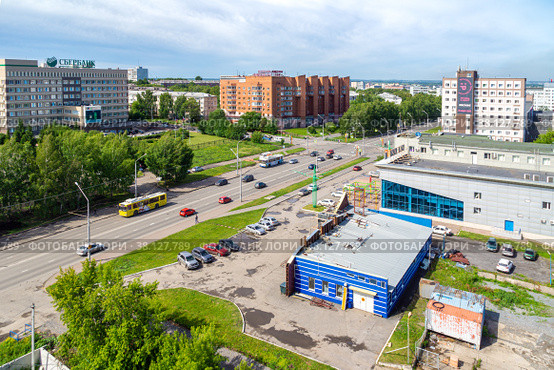 Urban landscape transport moves in both directions, the building of the savings bank and the mortgage lending agency (2021 год). Редакционное фото, фотограф Дмитрий Коростылев / Фотобанк Лори