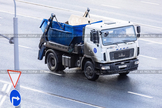 Urban recycling truck driving on the road. Редакционное фото, фотограф Константин Григорьев / Фотобанк Лори