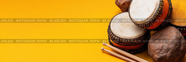 Уругвайский праздник «День кандомбе» с традиционными барабанами и ударными инструментами. Стоковое AI-изображение, AI-художник ФотоИнтеллект / Фотобанк Лори