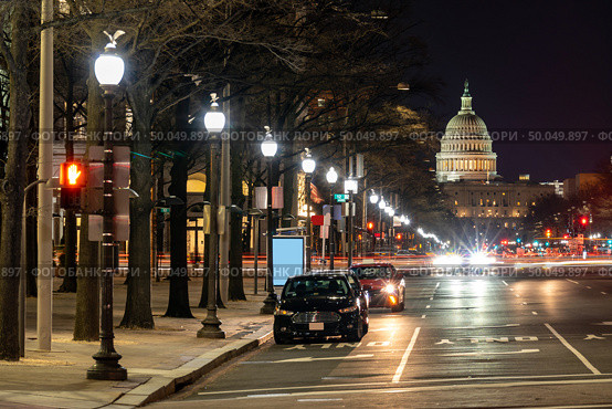US Capitol Building at sunset along street in Washington, DC, USA. Стоковое фото, агентство Ingram Publishing / Фотобанк Лори