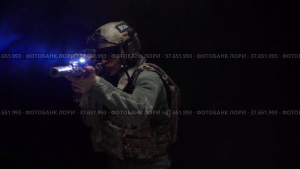 US Special forces soldier aiming with rifle at night in darkness. Стоковое видео, видеограф Сергей Толмачёв / Фотобанк Лори