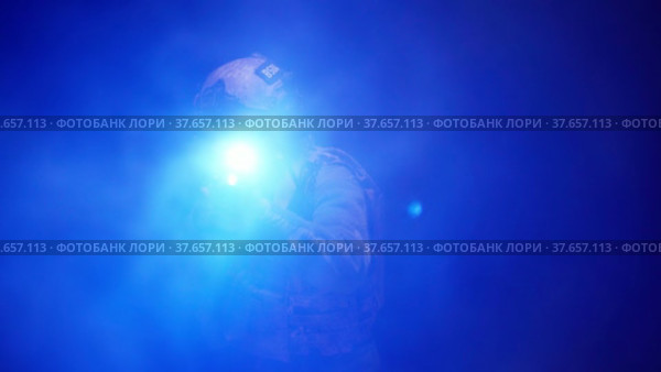 US Special forces soldier aiming with rifle at night in darkness. Стоковое видео, видеограф Сергей Толмачёв / Фотобанк Лори