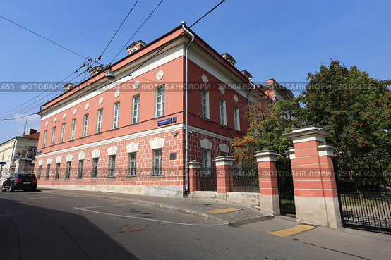 «Усадьба Е. А. Волконской – Н. И. Прокофьева» осенью. Город Москва, 4-й Сыромятнический переулок, 1 строение 1 (2018 год). Редакционное фото, фотограф Алексей Гусев / Фотобанк Лори