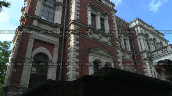 Усадьба графа Воронцова-Дашкова. Начало строительства в 1780 году, завершение строительства в 1790 году. Стоковое видео, видеограф Арташес Оганджанян / Фотобанк Лори