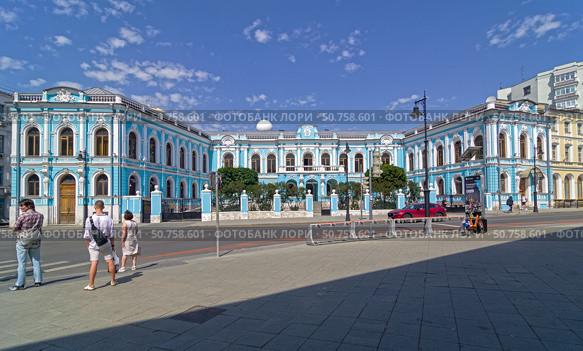 Усадьба Салтыковых — Чертковых (Дом Черткова). Москва, улица Мясницкая, 7.  Солнечный день в июле. Редакционное фото, фотограф Сергей Рыбин / Фотобанк Лори