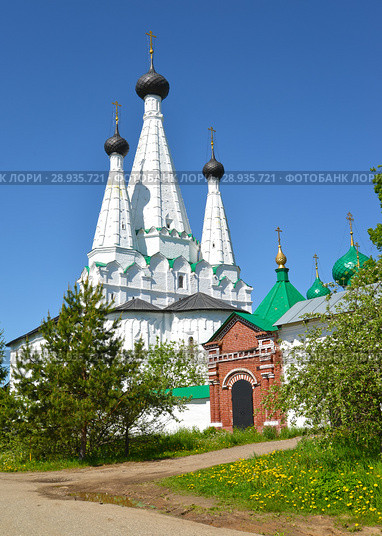 Успенская Дивная церковь и вход в Алексеевский женский монастырь. Улица Шаркова, 27. Углич, Ярославская область (2018 год). Стоковое фото, фотограф Ирина Борсученко / Фотобанк Лори