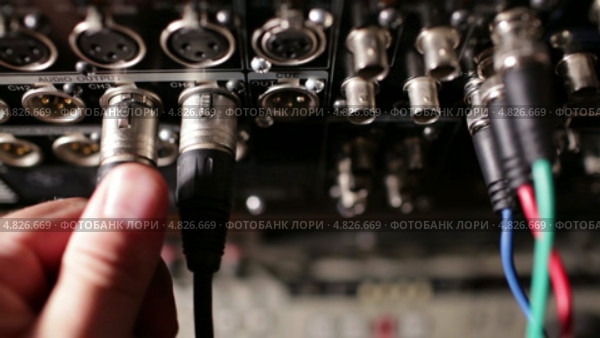 Установка аудио кабелей XLR на записывающей аппаратуре. Стоковое видео, видеограф Данил Руденко / Фотобанк Лори